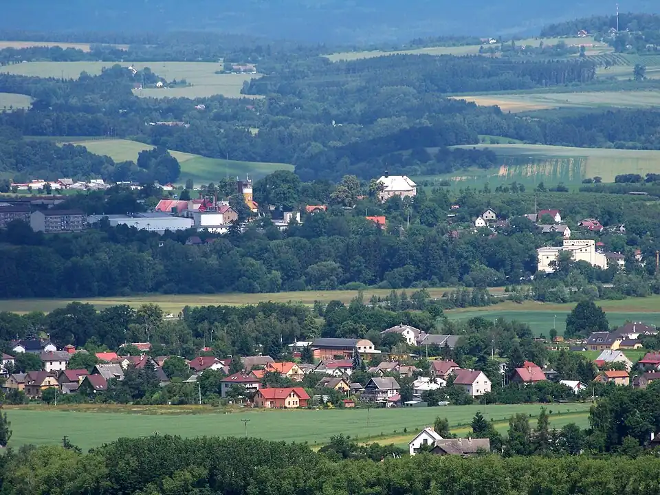 Doubrava (au premier plan) et Svijany depuis les monts Příhrazské skály
