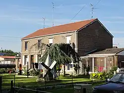 Des habitations groupées par quatre dans la cité au nord de l'autoroute.