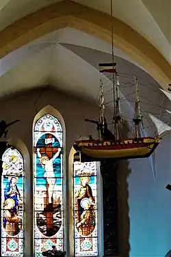 Vitraux du chevet et le bateau suspendu en ex-voto