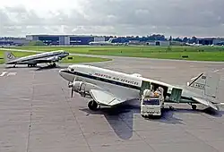 Un cargo Douglas C-47B Dakota de Morton Air Service à l'aéroport de Londres Gatwick en 1968.