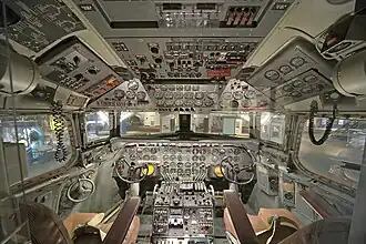 Cockpit d'un DC-7 ex-American Airlines au Smithsonian National Air and Space Museum.