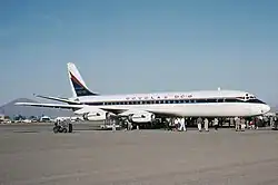 Avion de ligne au sol. Livrée blanche et bleue.