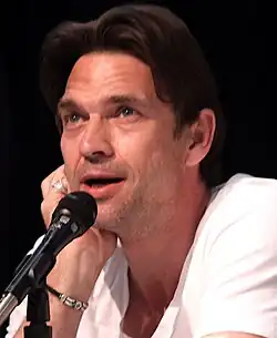 Dougray Scott interprète Dr&nbsp;Norman Godfrey.