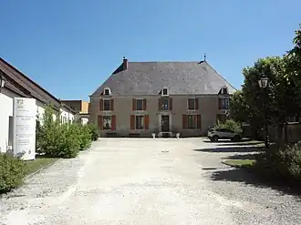 Château de Montrol, siège de la Maison familiale rurale de Montrol.