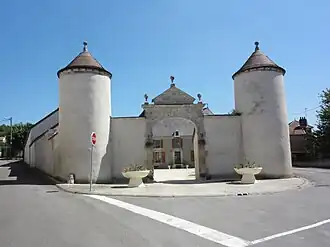 Le portail d'entrée du château de Montrol.