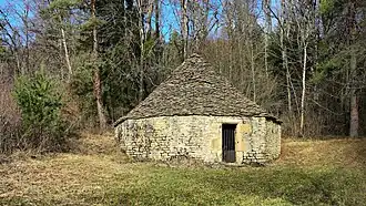Le réservoir au toit de lauzes.