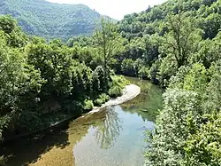 Les gorges de la Dourbie au pont de Gardies, entre Revens (à gauche) et Nant (à droite).
