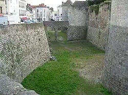 Le fossé du château, rue de Chartres.