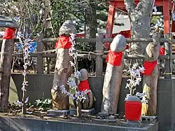 Photo couleur d'autels en bois en forme de phallus, à l'extérieur d'un tmple shinto.