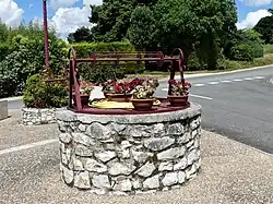 Puits dans le bourg.