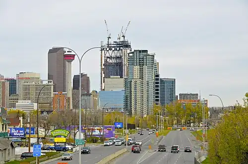 Route à sept voies à proximité d'immeubles de grande hauteur.
