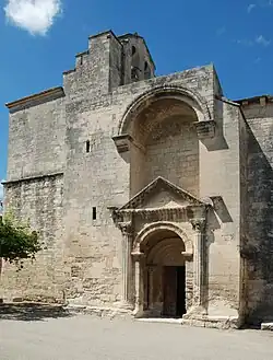 Façade de l'église Saint-Restitut avec sa tour funéraire à gauche.
