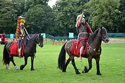 Photo couleur de deux cavaliers.