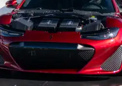 Moteur d'une luxueuse voiture électrique rouge.