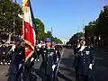 Drapeau de l'École militaire interarmes et défilé sur les Champs-Élysées le 14 juillet 2012.