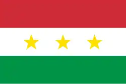 Drapeau tricolore à bandes horizontales. Les bandes sont, de haut en bas: rouge, blanche, et verte. Trois étoiles à cinq branches jaunes se trouvent sur la bande du milieu