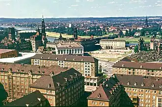 Vue aérienne du Neumarkt presque vide avec le Johanneum et les ruines de l'église Notre-Dame, 1972