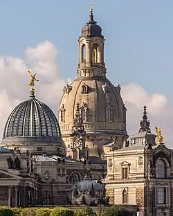 Le dôme en pierre de la Frauenkirche, avec en premier plan le dôme en verre de l'École supérieure des beaux-arts de Dresde.