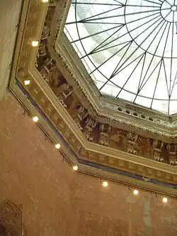 Vue de l'intrados sous la coupole de verre.