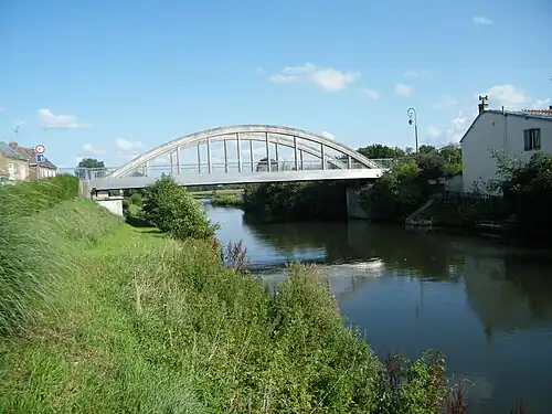 La Somme et le pont de Dreuil-lès-Amiens.