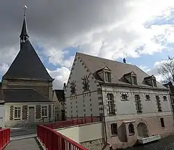Le pavillon Louis XIII et la chapelle de l'hôtel-Dieu, XVIe&nbsp;siècle.