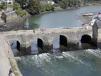 Pont de style médiéval, reliant Auray au port de Saint-Goustan.