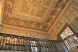 Dubarry : décor de la cage d'escalier.