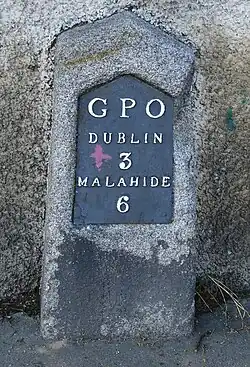 Borne routière entre Poste centrale de Dublin et le port de Howth