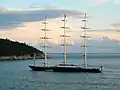 Le Maltese Falcon, voiles DynaRig levées.