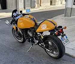 Une Ducati Sport 1000.