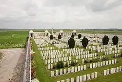 Dud Corner Cemetery et le Loos Memorial (en)