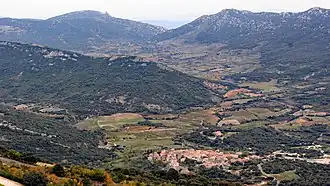Vue vers le sud-est, au loin le château de Quéribus.
