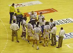 Talant Dujshebaev au milieu de ses joueurs lors d'un temps-mort au cours de la finale retour de la Ligue des champions 2005-2006
