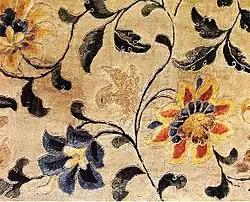 Broderie chinoise Tang, avec un petit canard au milieu des fleurs.Origine : Grotte N° 17