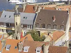 La tour de l'armateur, située à l'arrière de l'hôtel de Chosal.