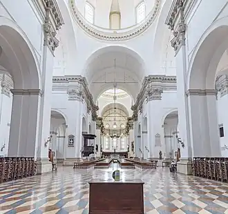 Vue de la nef depuis le portail principal.