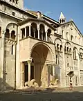 La Porta Regia de la cathédrale de Modène.