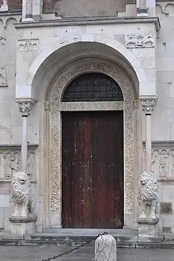 Portail central roman de la cathédrale de Modène, Italie, XIIe siècle.