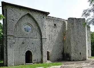 La porte de la chapelle et la tour d'escalier