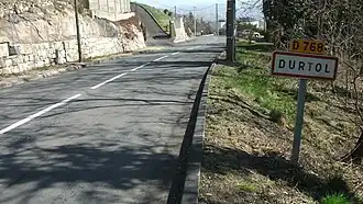 L'entrée de Durtol par la départementale 768 avec un panneau à droite