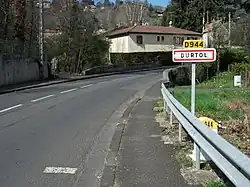 Entrée depuis Clermont-Ferrand par la route départementale 944