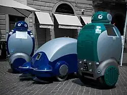 Photographie de trois véhicules.