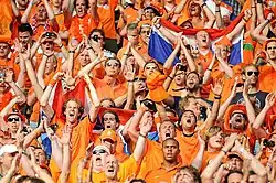  L'Orange Army soutient l'équipe de football néerlandaise.