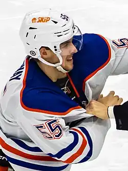 Description de l'image Dylan Holloway fight 2022 (52598709880) (cropped).jpg.