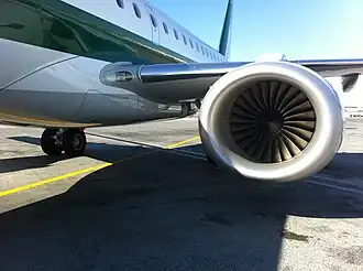 Un CF34 vu de face, monté sur un Embraer E-190&nbsp;(en). La seule partie visible est l'imposante soufflante, qui dévie une majeure partie du flux d'air vers le flux secondaire du moteur.