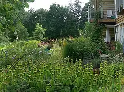 chaque maison, outre d'un jardin privé dispose d'un jardin semi-public (communautaire, entretenus par les habitants