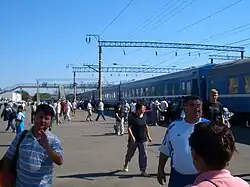 Voyageurs à la gare de Chou.