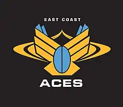 Logo contenant East Cost en haut et ACES en bas. Le logo comprend principalement un ballon de rugby bleu au centre.