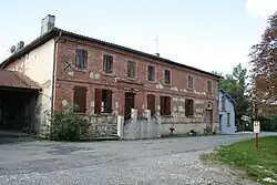 Une maison en brique et en pierre