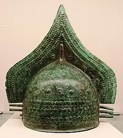 Casque étrusque à crête en bronze de Visentium (Bisenzio), nécropole de Bucacce, tombeau 1. Milieu du -VIIIe s. Musée archéologique national de Florence, inv. 85531.